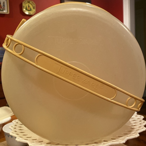 Vintage Tupperware Cake carrier Harvest Gold - be the toast of the bake sale! - Picture 3 of 10